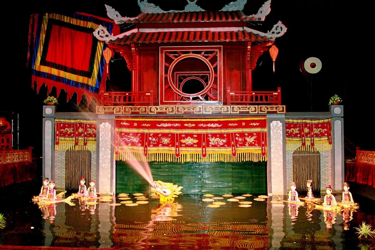 Satu pertunjukan wayang air di Teater Wayang Air Thang Long di sektor kota kuno di Hanoi