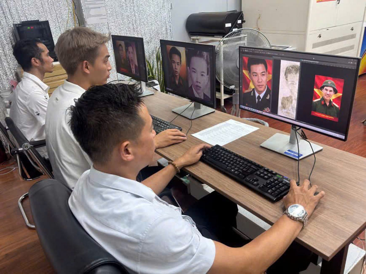 For a group of young volunteers known as Team Lee, every portrait they restore is far more than a photograph. It is a bridge that reconnects memory with the present. (Photo: VOV)