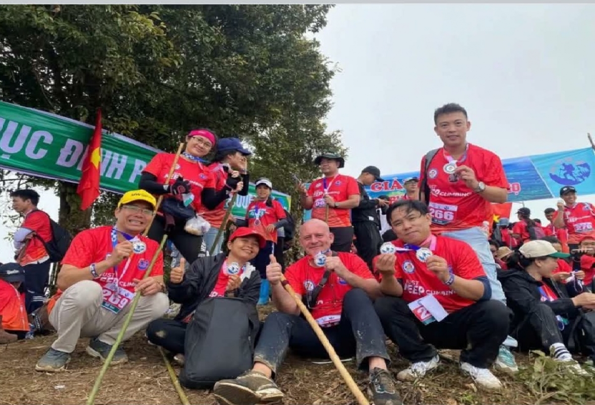 Ông Olivier Guillotin, du khách Pháp (giữa) trong hành trình theo dấu chân Đại tướng, chinh phục đỉnh Pú Tó Cọ(Điện Biên). 