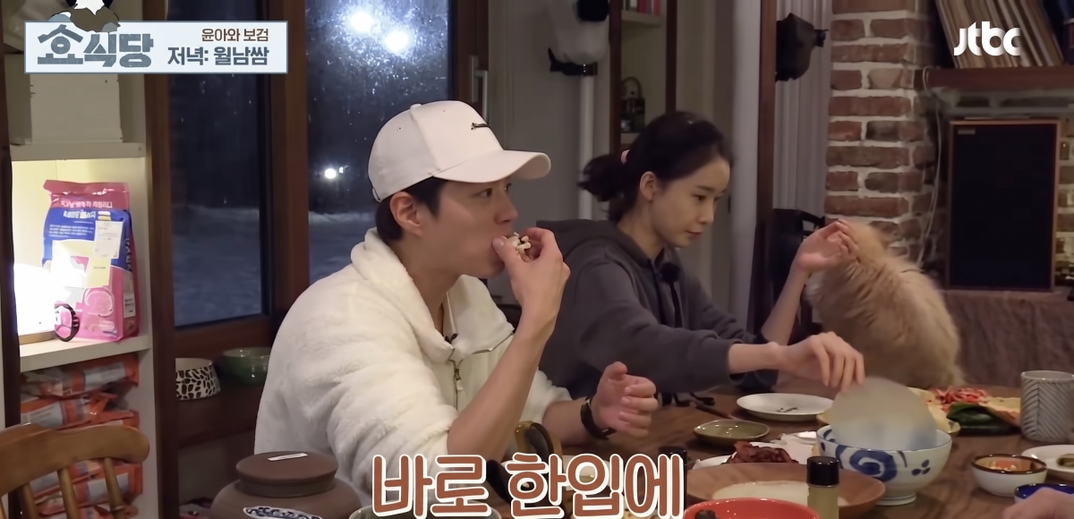 2018년에 방송된 한 예능 프로그램에서 박보검 배우는 베트남<br>
고이꾸온을 맛있게 먹고 있는 장면 (사진: jtbc 프로그램 캡처)