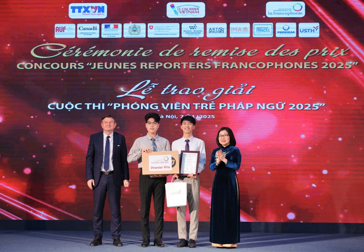 Doàn Thi Tuyêt Nhung, directrice générale adjointe de l’Agence Vietnamienne d’Information, et Edgar Doerig, représentant régional pour l’Asie et le Pacifique de l’OIF, remettent le Premier prix aux étudiants Nguyên Vu Linh et Trinh Duc Anh, lors de l'édition 2025. Photo: Hoàng Hiêu/CVN