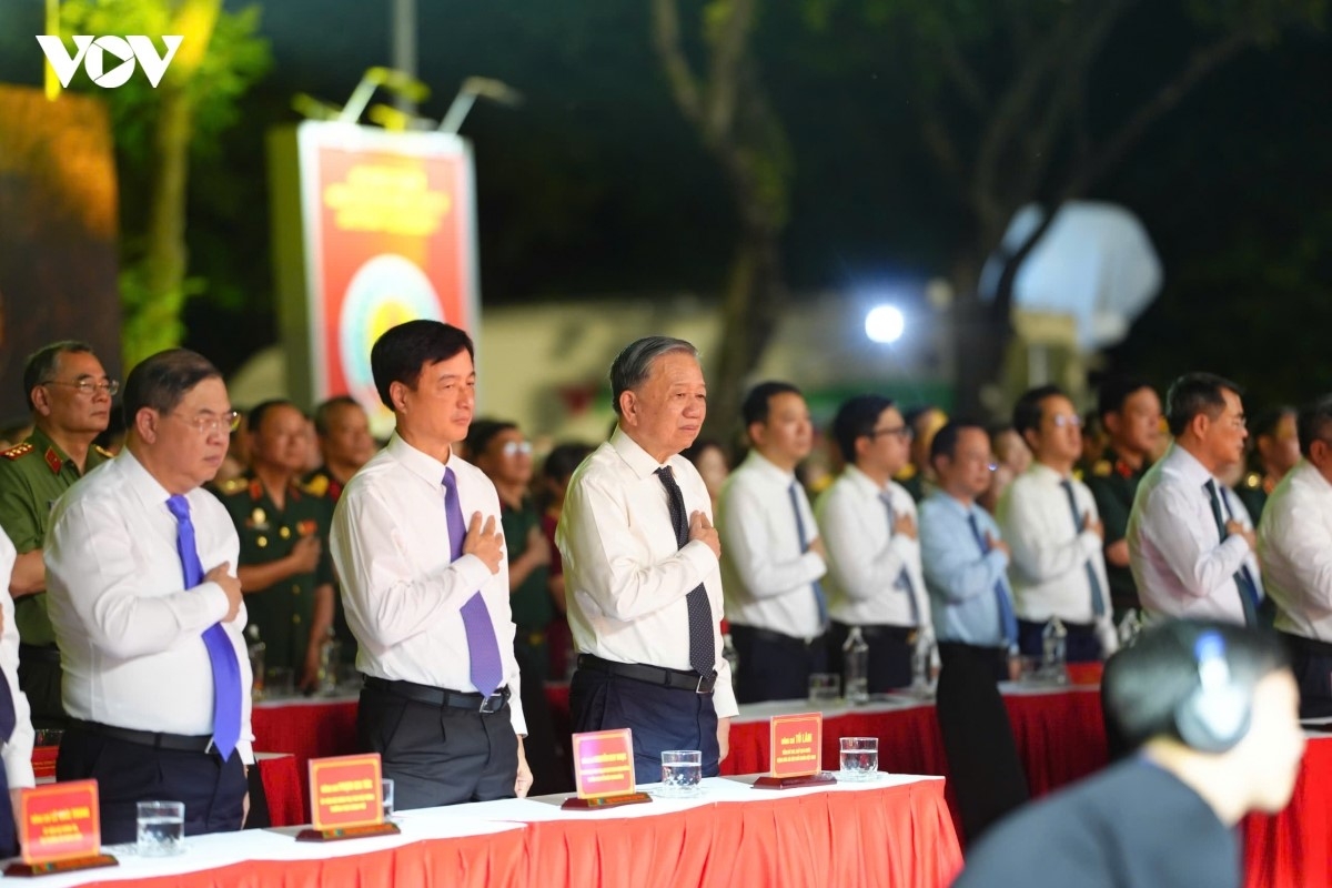 Theo Ban Tổ chức, điểm nhấn của ngày hội là các nghệ nhân đến từ các xã, phường, đặc khu trong tỉnh An Giang trực tiếp chế biến nhiều loại bánh truyền thống, đặc sản địa phương với số lượng lớn để phục vụ miễn phí người dân và du khách. Bên cạnh đó, khách tham quan còn có cơ hội thưởng thức nhiều món ăn đặc sắc như bún kèn Hà Tiên, bánh rây, bánh xèo, bún quậy Phú Quốc; tìm hiểu quy trình chế biến các loại bánh dân gian và nghề truyền thống. Ảnh: Phạm Hải/VOV-ĐBSCL