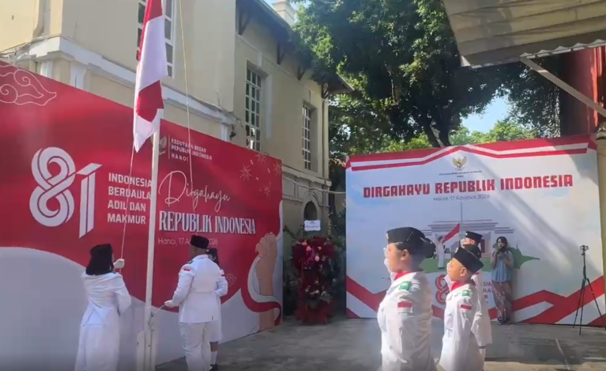 Upacara pengibaran bendera dalam rangka memperingati Hari Kemerdekaan ke-81 Republik Indonesia. Foto: VOV