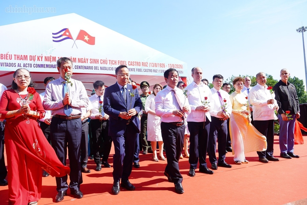 Los delegados colocan flores en el monumento a Fidel Castro en el parque que lleva su nombre en la provincia de Quang Tri, en el centro de Vietnam. Foto: chinhphu.vn