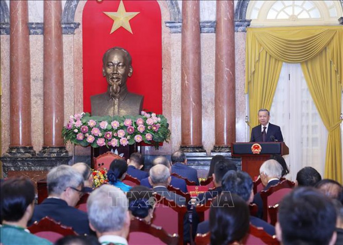 Tổng Bí thư, Chủ tịch nước Tô Lâm nói chuyện với các kiều bào tiêu biểu về dự Hội nghị người Việt Nam ở nước ngoài toàn thế giới lần thứ IV và Diễn đàn Tri thức và chuyên gia Việt Nam ở nước ngoài. Ảnh tư liệu: TTXVN