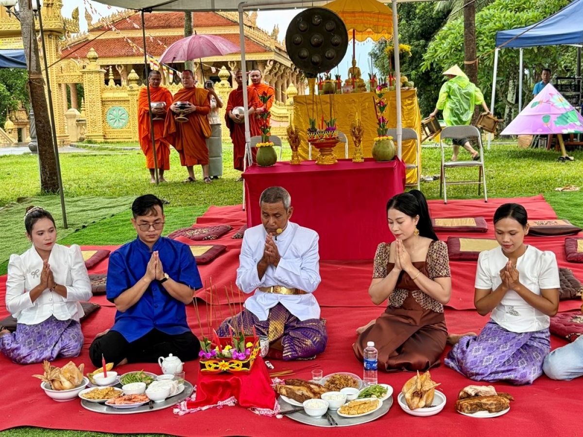 Ein Ritual der Khmer beim Thak-Con-Fest. (Foto: baovanhoa.vn)