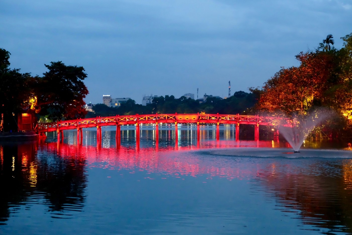 El puente The Huc en el lago Hoan Kiem, imagen inspiradora del proyecto "Puente Rojo" promovido por el oyente peruano Johnny Antonio Ramírez López. Foto: Trip Advisor 