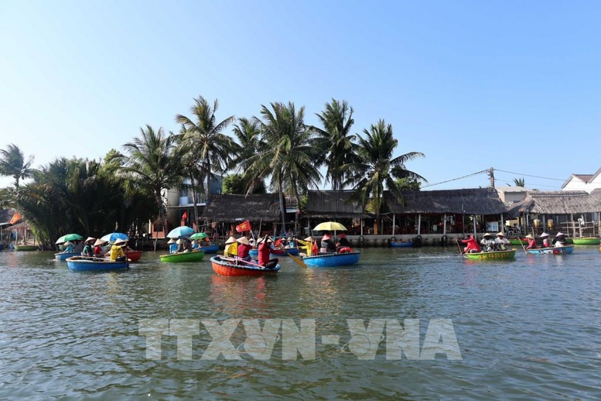 Le thuyên thung est l'un des symboles du patrimoine maritime du Centre du Vietnam. Photo: TTXVN