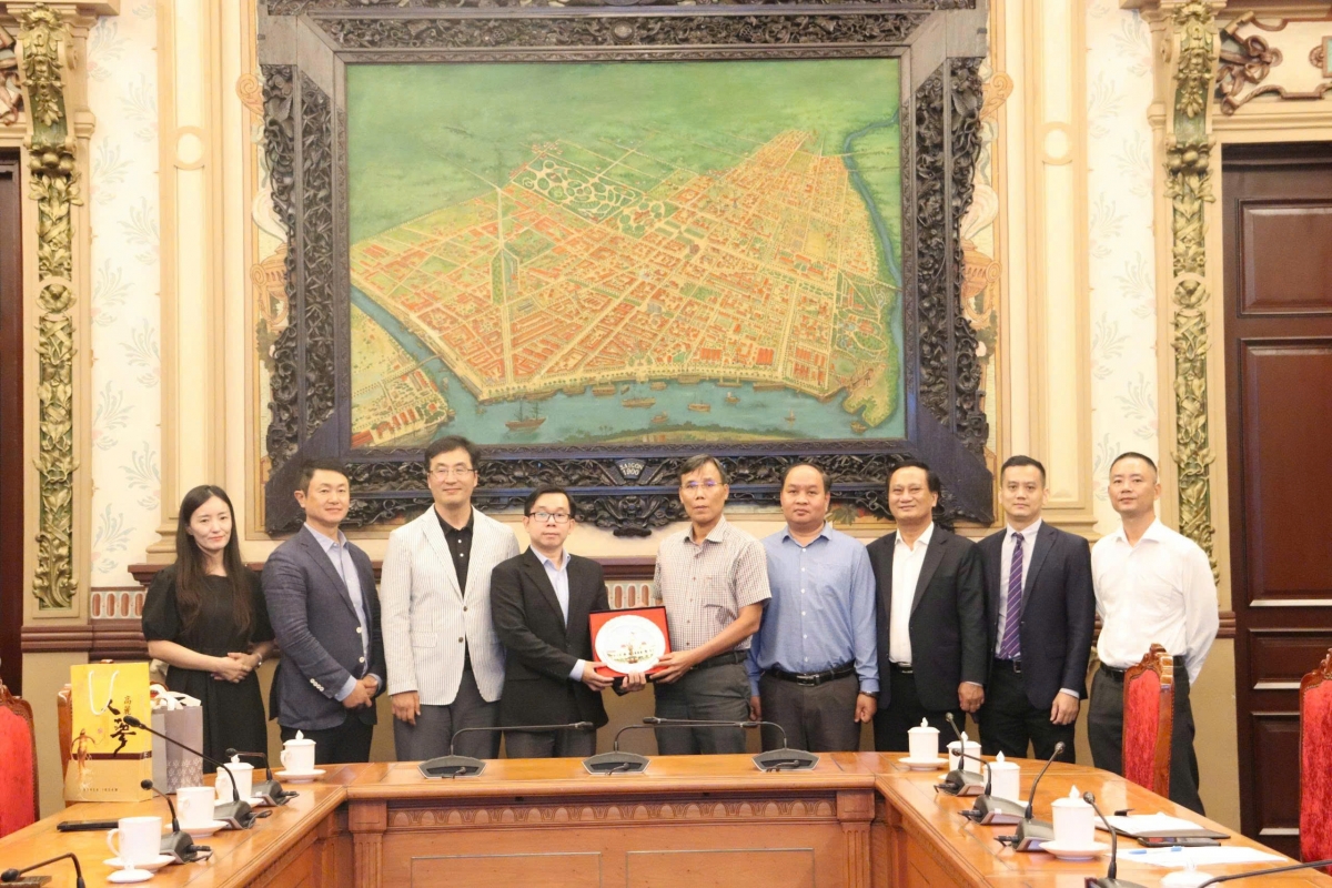 Phó chánh văn phòng Ủy ban Nhân dân thành phố Hồ Chí minh, Ông Trương Văn Thôi tiếp đoàn công tác của Hội người Việt ở tỉnh Chungnam, Hàn Quốc
