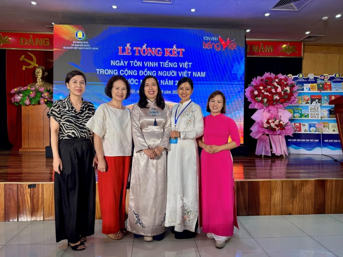 Thứ trưởng Bộ ngoại giao Lê Thị Thu Hằng và các học viên khóa tập huấn tiếng Việt 2026 tại Tổng kết  Ngày tôn vinh tiếng Việt trong cộng đồng người Việt ở nước ngoài.<br>
Ảnh Khải Hưng