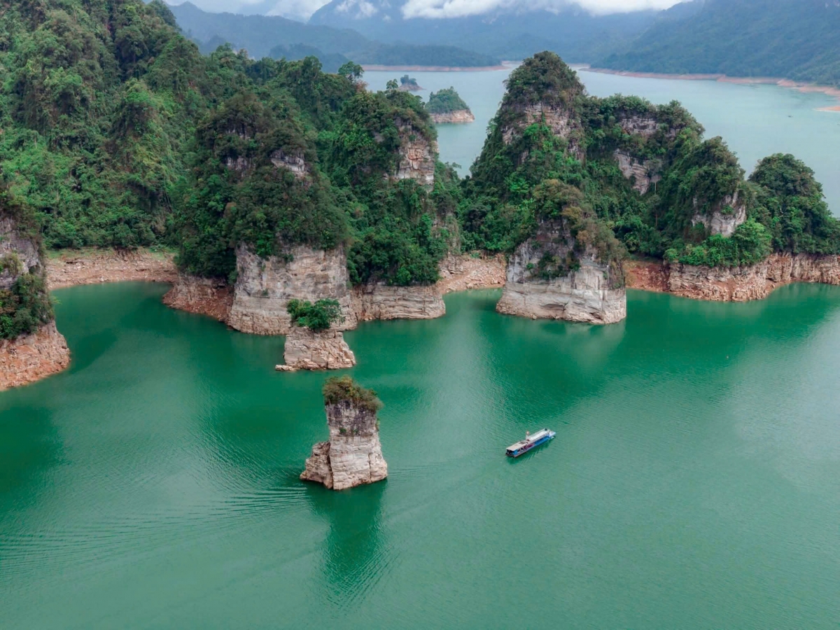 Giữa nơi non cao Tuyên Quang  có một “hồ trên núi” hoang sơ với làn nước xanh biếc ẩn giữa những cánh rừng nguyên sinh kỳ vĩ  đó là hồ Na Hang.<br>
Một góc hồ Na Hang. Ảnh Đình Tâm