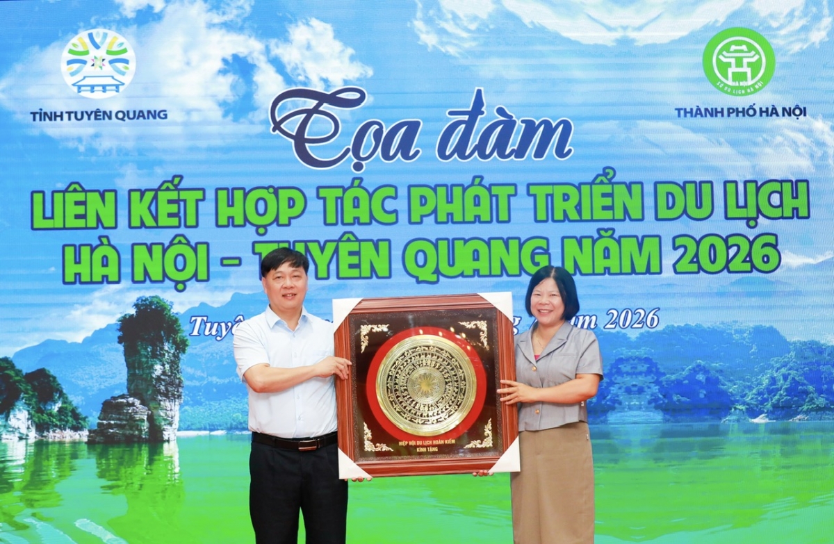 Ông Đỗ Trung Kiên, Phó giám đốc Sở Văn hóa, Thể thao và Du lịch tỉnh Tuyên Quang (trái). Ảnh HL