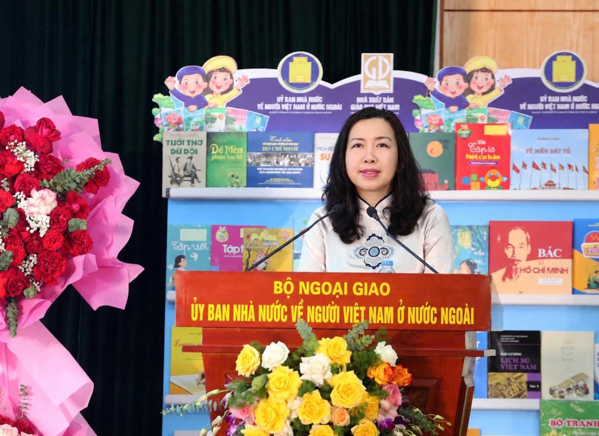 Thứ trưởng Bộ ngoại giao Lê Thị Thu Hằng nhấn mạnh "sự hiện diện của các thầy cô là minh chứng sinh động cho tình cảm gắn bó với cội nguồn và những nỗ lực bền bỉ của cộng đồng người Việt Nam ở nước ngoài trong gìn giữ, truyền dạy tiếng Việt cho các thế hệ mai sau." Ảnh Thành Long