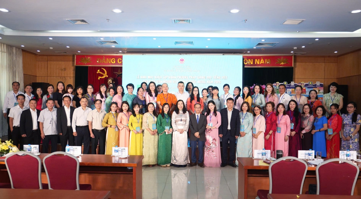 Khóa tập huấn sẽ giúp các thầy cô cập nhật kiến thức, chia sẻ kinh nghiệm, tìm kiếm những phương pháp phù hợp với thực tiễn từng địa bàn, đồng thời tăng cường kết nối trong mạng lưới giáo viên tiếng Việt ở nước ngoài. Ảnh Thành Long