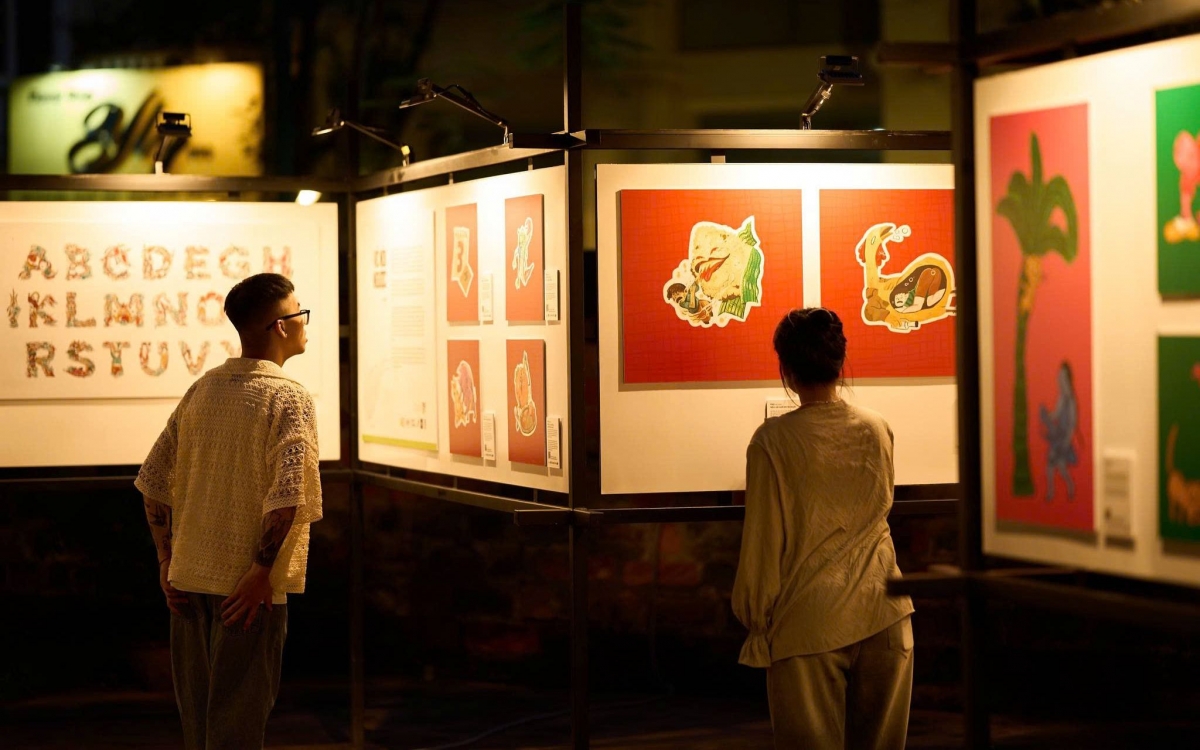 Des sites tels que la prison de Hoa Lo, le Temple de la Littérature et la citadelle impériale de Thang Long sont revitalisés grâce à une combinaison de performance artistique, de son, d'éclairage et de technologies numériques. Photo: Van Mieu night tour