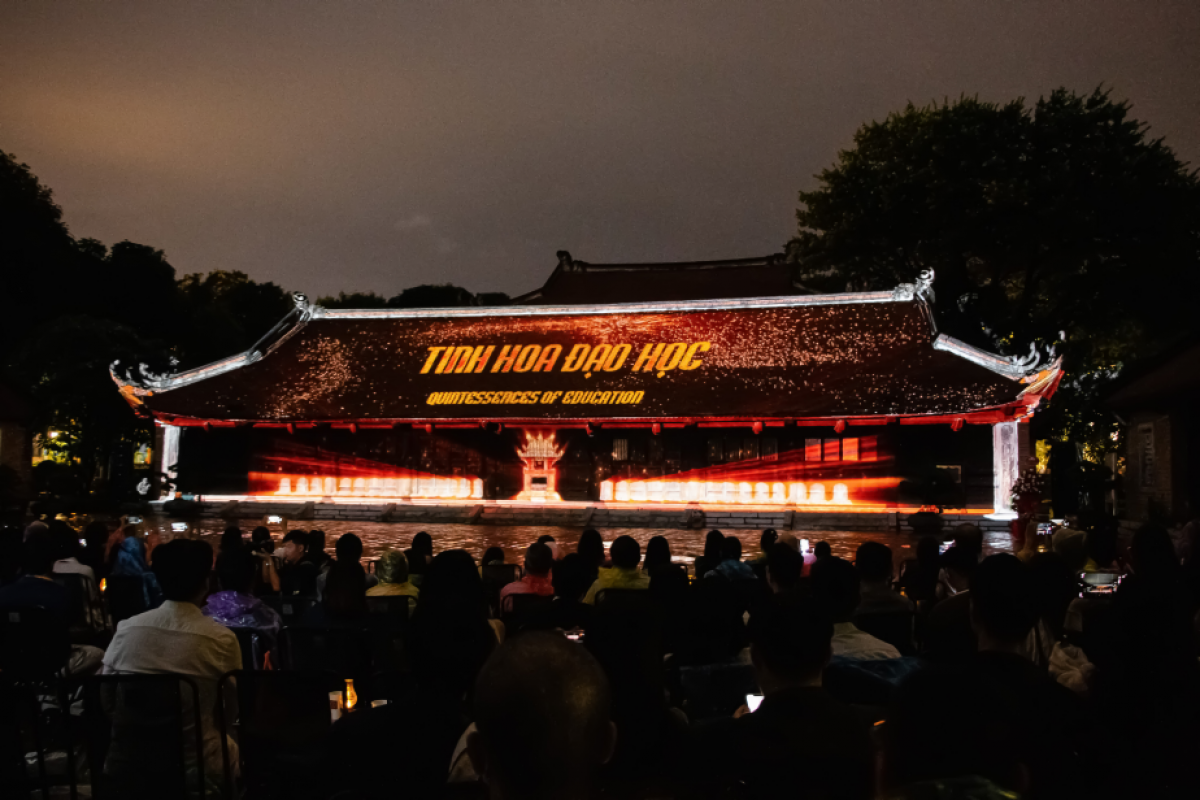 3D mapping, lights and multimedia effects are used to recreate the Temple of Literature's 1000-year history.