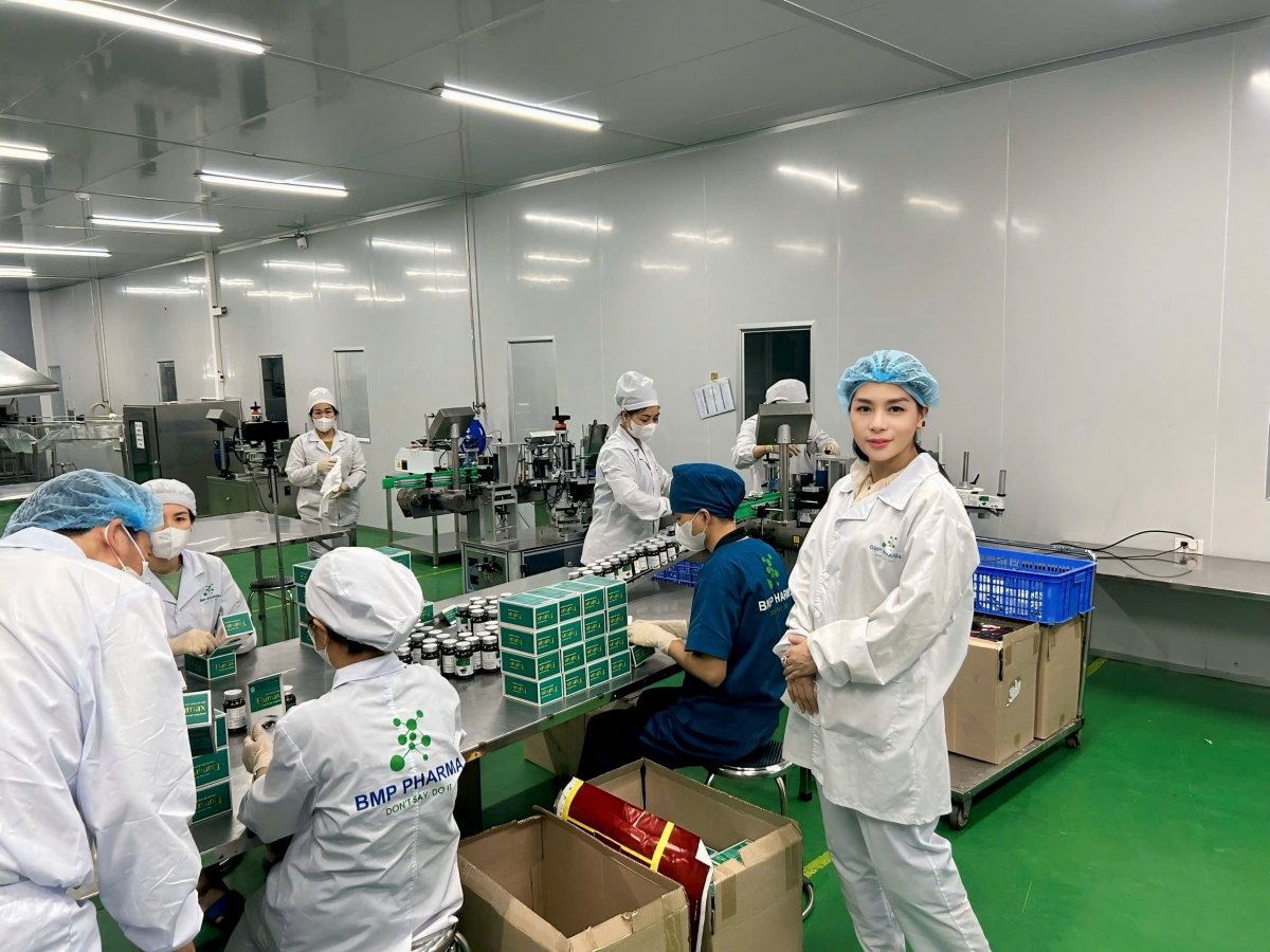 Tại một dây chuyền sản xuất củaa MedCare Direct.