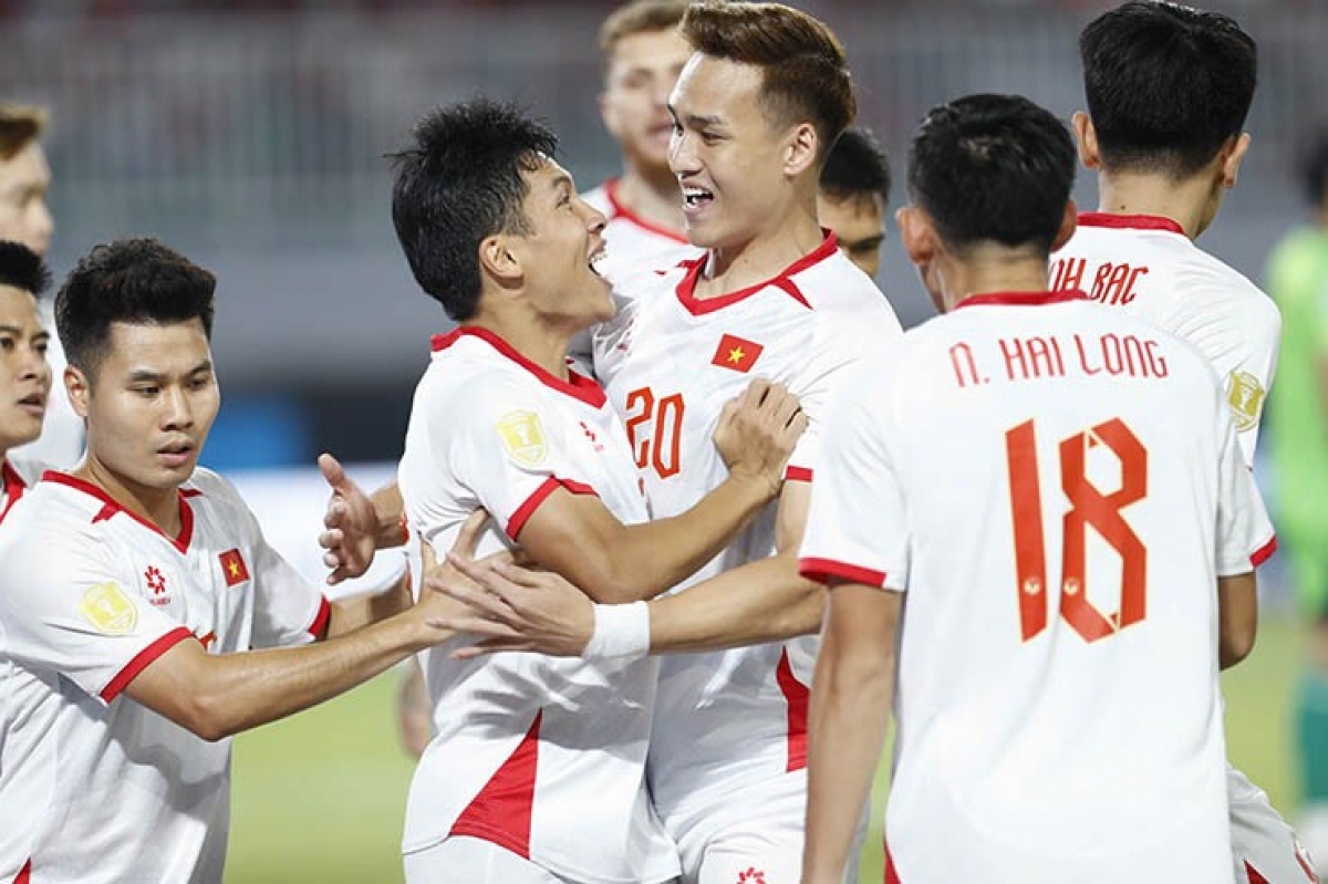 Freude der vietnamesischen Mannschaft vor dem Sieg gegen die Auswahl aus Indonesien. (Foto: 24h.com.vn)