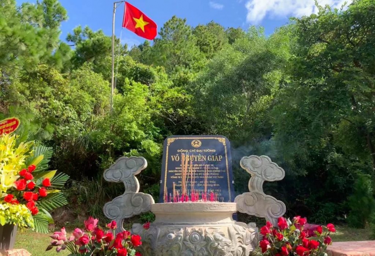 Viếng mộ Đại tướng Võ Nguyên Giáp. Ảnh quangbinhtravel.