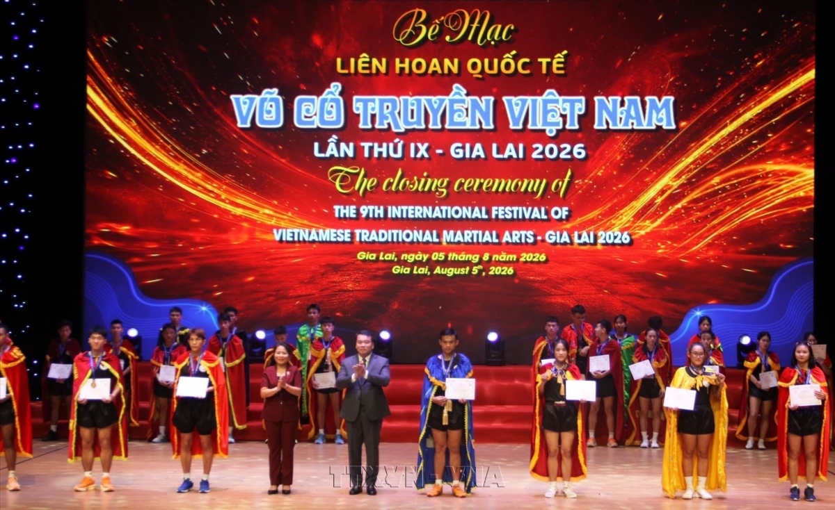 Tối 5/8, Liên hoan quốc tế võ cổ truyền Việt Nam lần thứ IX - Gia Lai năm 2026 tổ chức đã bế mạc. Liên hoan quốc tế võ cổ truyền Việt Nam lần thứ IX - Gia Lai năm 2026 có 2.242 võ sinh, võ sư, huấn luyện viên của 102 đoàn trong nước và quốc tế tham gia. (Trong ảnh: Ban tổ chức trao thưởng cho các võ sỹ đạt giải tại liên hoan. Ảnh: Trịnh Bang Nhiệm/TTXVN)