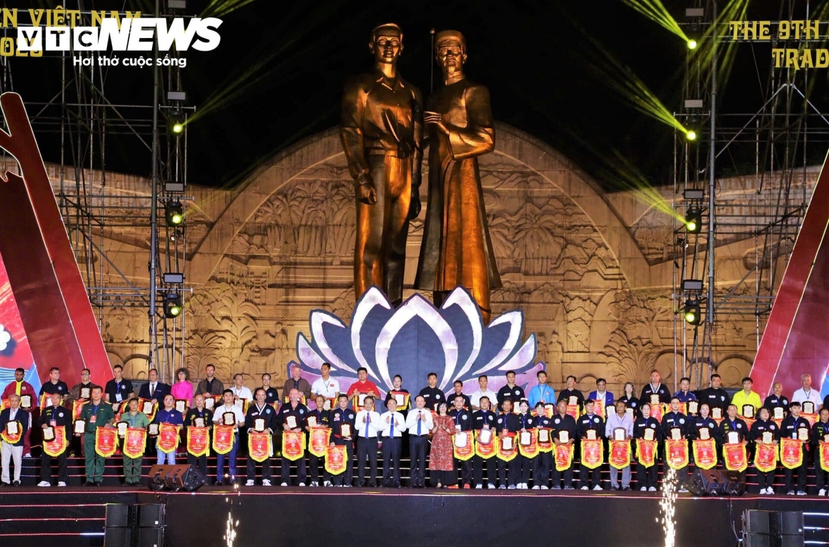 Ban tổ chức Liên hoan Quốc tế Võ cổ truyền Việt Nam lần thứ IX - Gia Lai 2026 trao kỷ niệm chương, cờ lưu niệm cho các đoàn tham dự.
