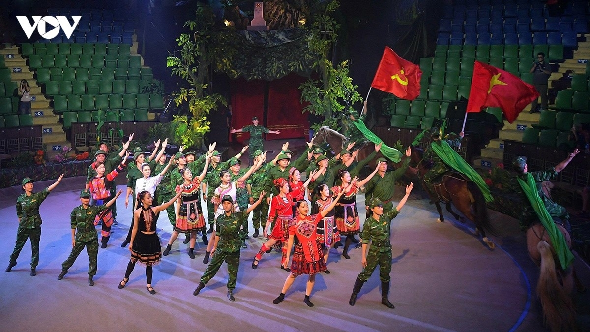Chương trình xiếc “Đi cùng năm tháng” do NSND Tống Toàn Thắng, Giám đốc Liên đoàn Xiếc Việt Nam chỉ đạo nghệ thuật và viết kịch bản, với sự tham gia của hơn 60 nghệ sĩ xiếc cùng các ca sĩ, nghệ sĩ khách mời. Ảnh: Thư Vũ/VOV