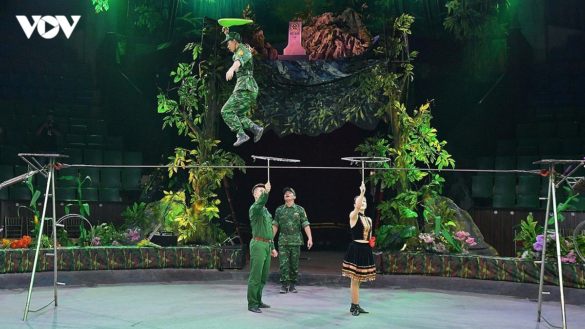 Điểm đặc biệt của chương trình là việc sử dụng ngôn ngữ nghệ thuật xiếc để kể câu chuyện vè lòng dũng cảm, tình đồng đội và sự hy sinh của người lính nơi tuyến đầu. Ảnh: Thư Vũ/VOV