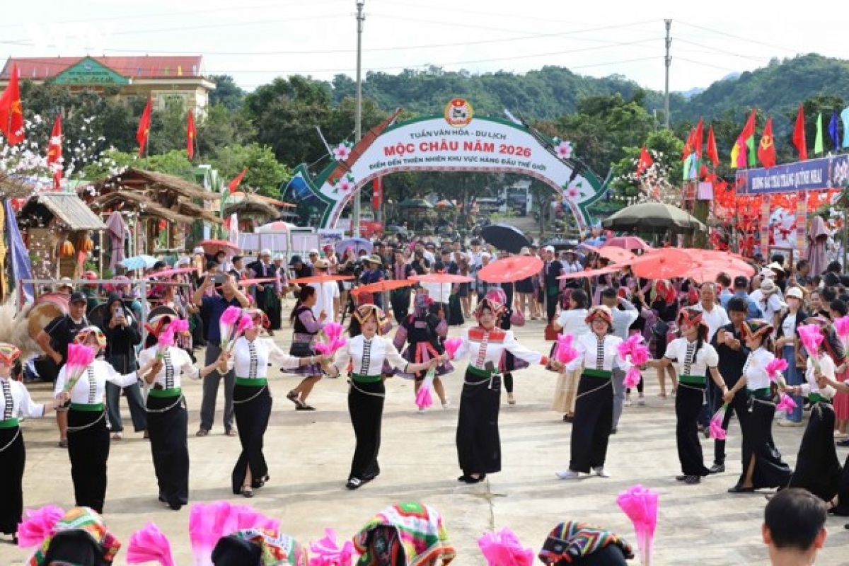 The Moc Chau Plateau is adorned with colorful traditional costumes worn by local ethnic communities during National Day celebrations. Photo: VOV