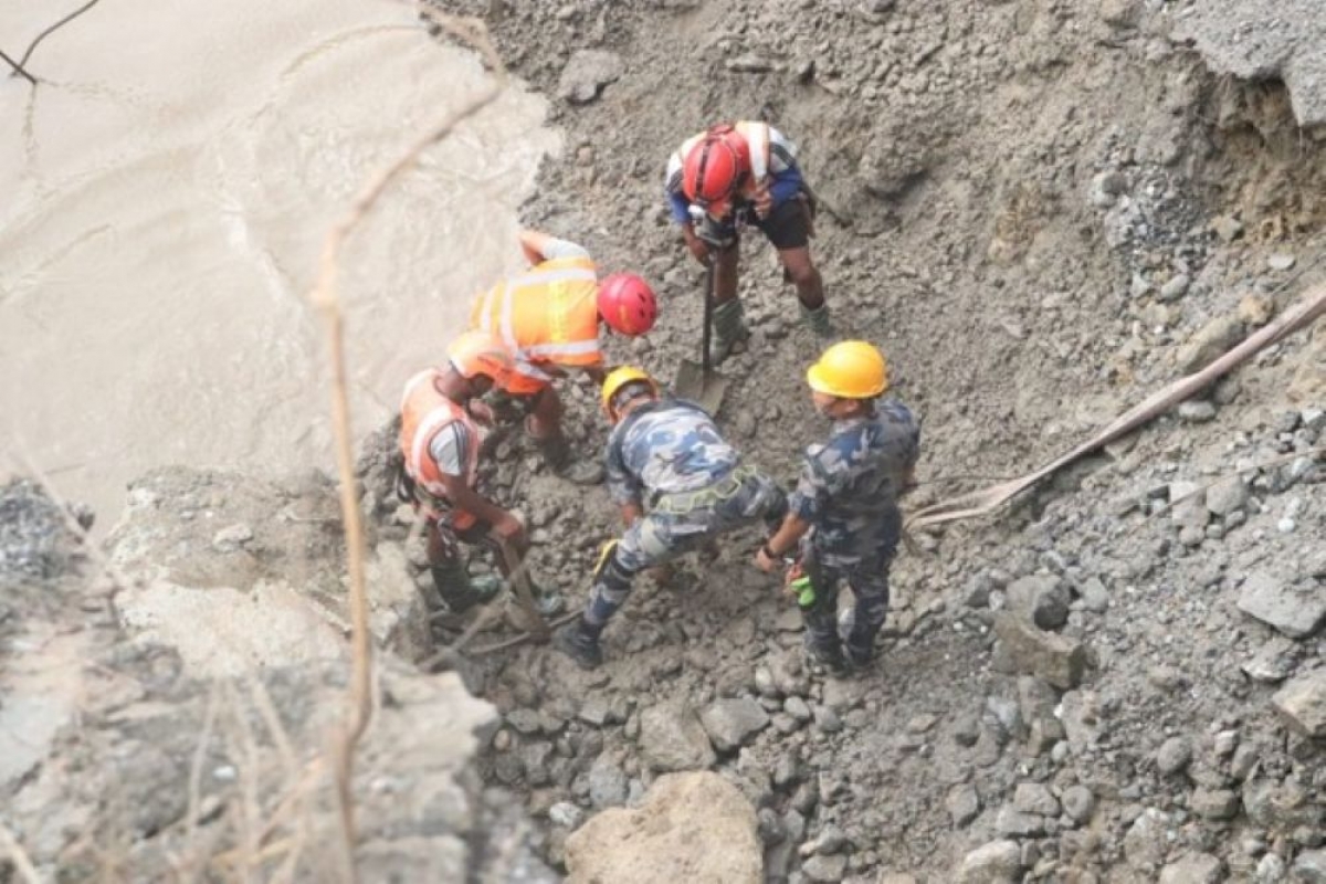 Secours de l'armée népalaise près d'un tunnel hydroélectrique, district de Rasuwa. Photo: Reuters