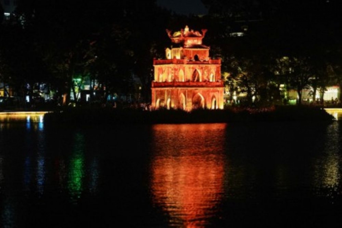 Le lac Hoàn Kiêm s'illumine pour le 81ᵉ anniversaire de la fête nationale. Photo: Hà Nôi Moi