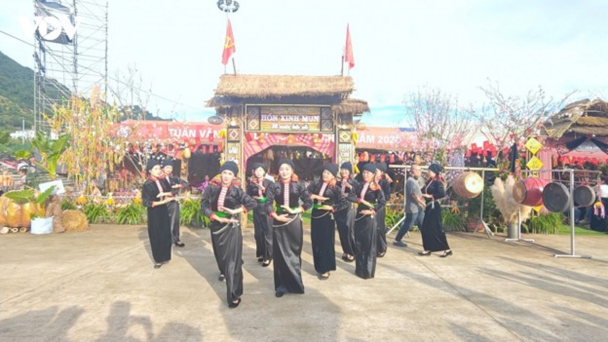May 8 Square in Moc Chau Ward serves as the main venue for Moc Chau Culture and Tourism Week 2026, featuring a cultural camp area. (Photo: VOV)