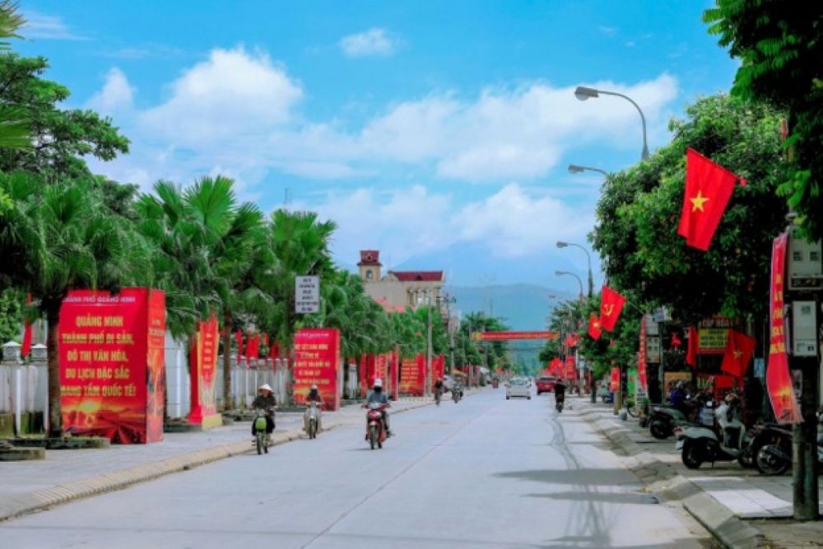 ย่านที่พักอาศัย และตรอกซอกซอยต่างๆทั่วนครกวางนิงห์เต็มไปด้วยธง ดอกไม้ แบนเนอร์ และคำขวัญเฉลิมฉลองเมืองใหม่