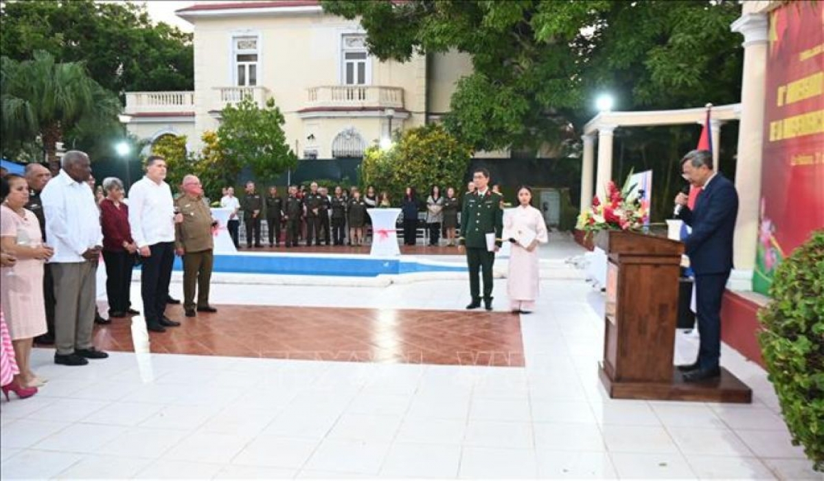 Muchos amigos cubanos asisten al acto conmemorativo junto al presidente de la Asamblea Nacional del Poder Popular de Cuba, Esteban Lazo Hernández. Foto: Viet Hung/VNA
