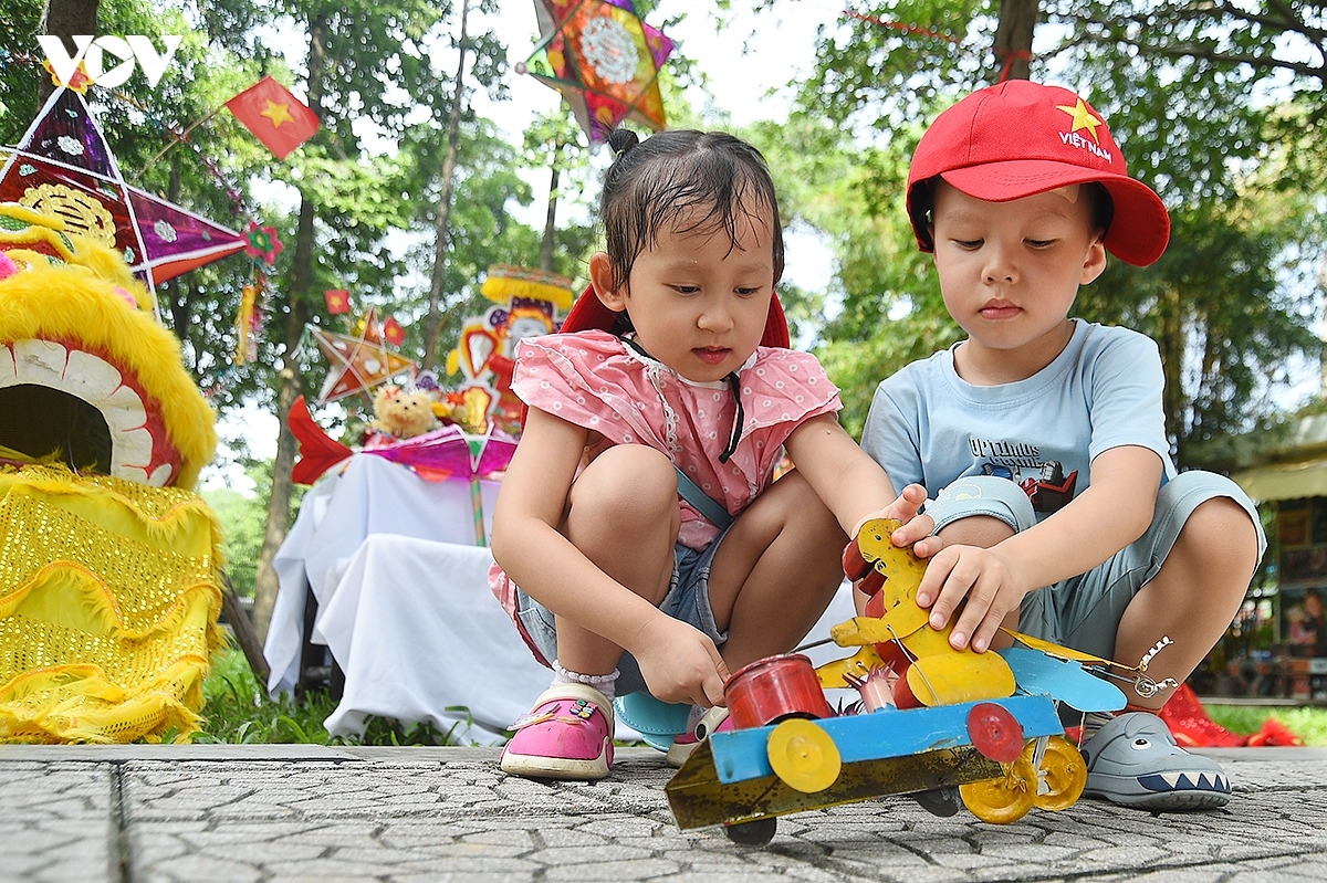 中秋節のおもちゃを楽しむ子どもたち（写真：Thư Vũ/VOV.VN）