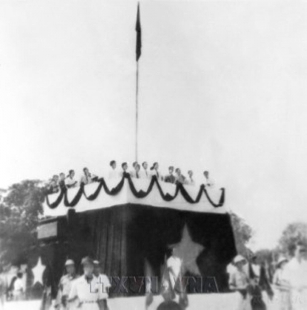 Pada tanggal 2 September 1945, di Lapangan Ba ​​Dinh yang bersejarah, Presiden Ho Chi Minh membacakan Deklarasi Kemerdekaan. Foto/VNA