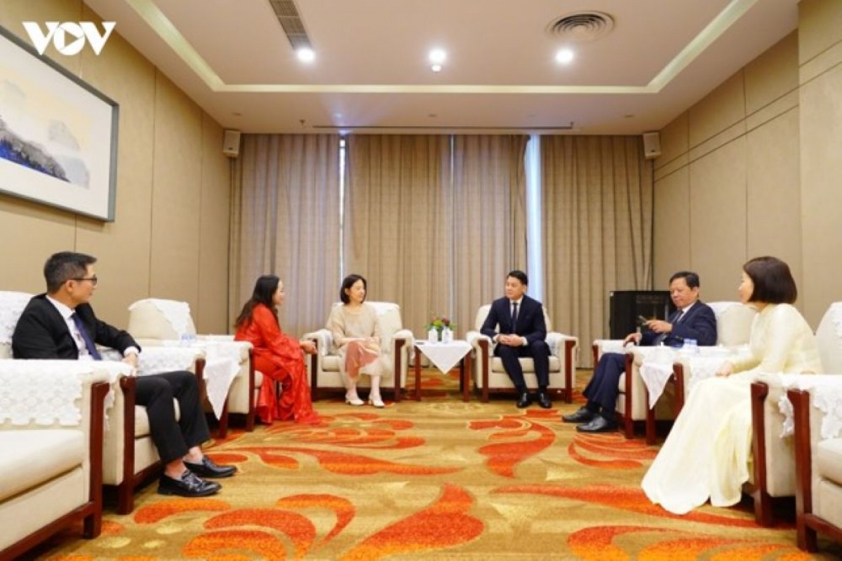 Lãnh đạo Sở Văn hóa, Thể thao và Du lịch Hà Nội Hà Nội trao đổi các vấn đề hợp tác với lãnh đạo Cục Văn hóa và Du lịch Bắc Kinh. Ảnh/VOV