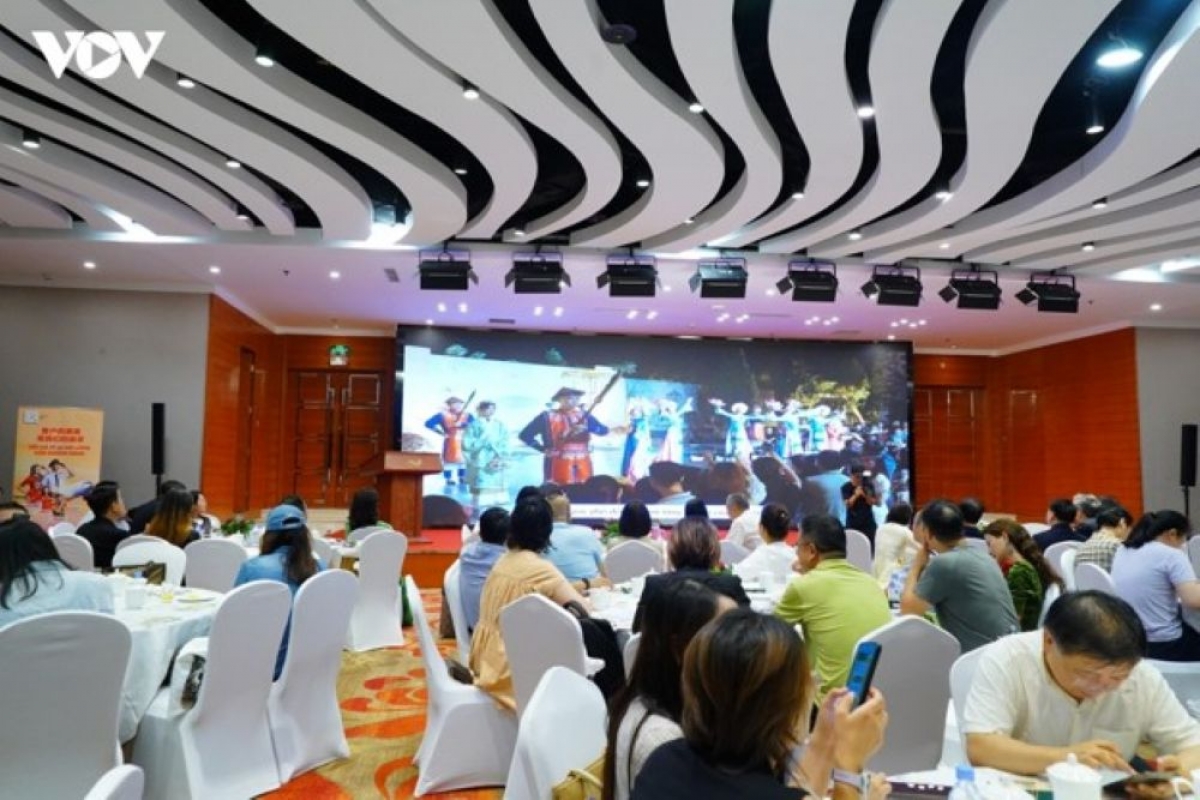 Đại biểu, khách mời xem video giới thiệu các sản phẩm du lịch của Hà Nội. Ảnh/VOV