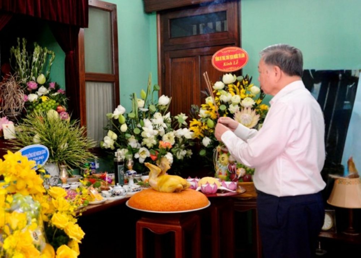 Tô Lâm rend hommage à Hô Chi Minh à la Maison 67, au Palais présidentiel. Photo: VOV