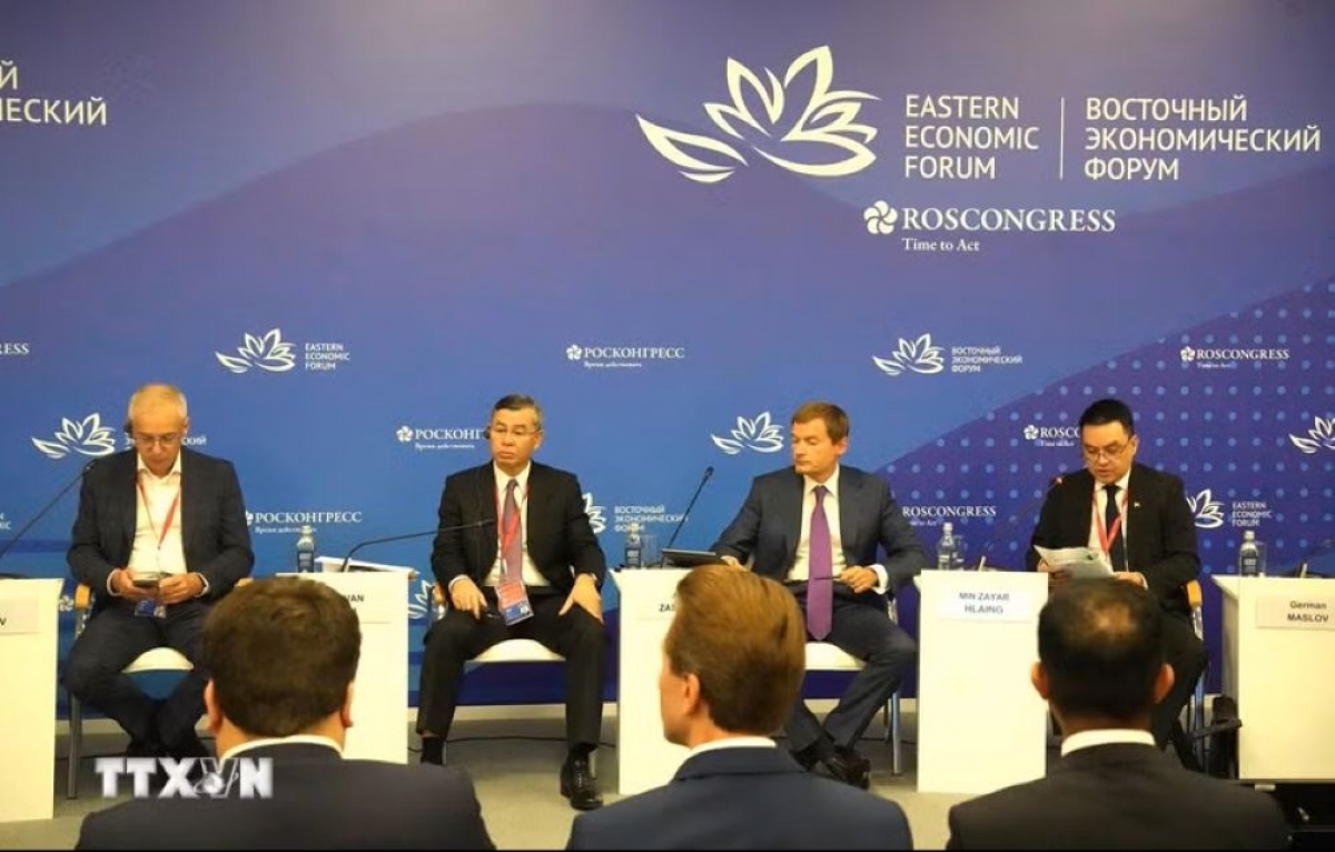 Finance Minister Ngo Van Tuan (second from left) at the 11th Eastern Economic Forum in Russia (Photo: Van Hieu/VNA)