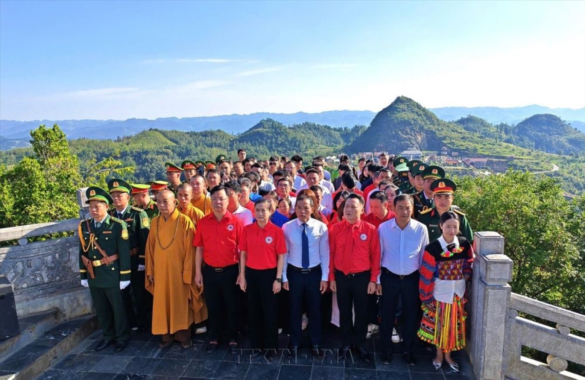 9월 2일 오전 뚜옌꽝(Tuyên Quang)성 룽꾸(Lũng Cú)면 룽꾸 국가 국기 게양대에서 엄숙하게 거행된 국기 게양식 (사진: 민 떰/ 베트남 통신사)