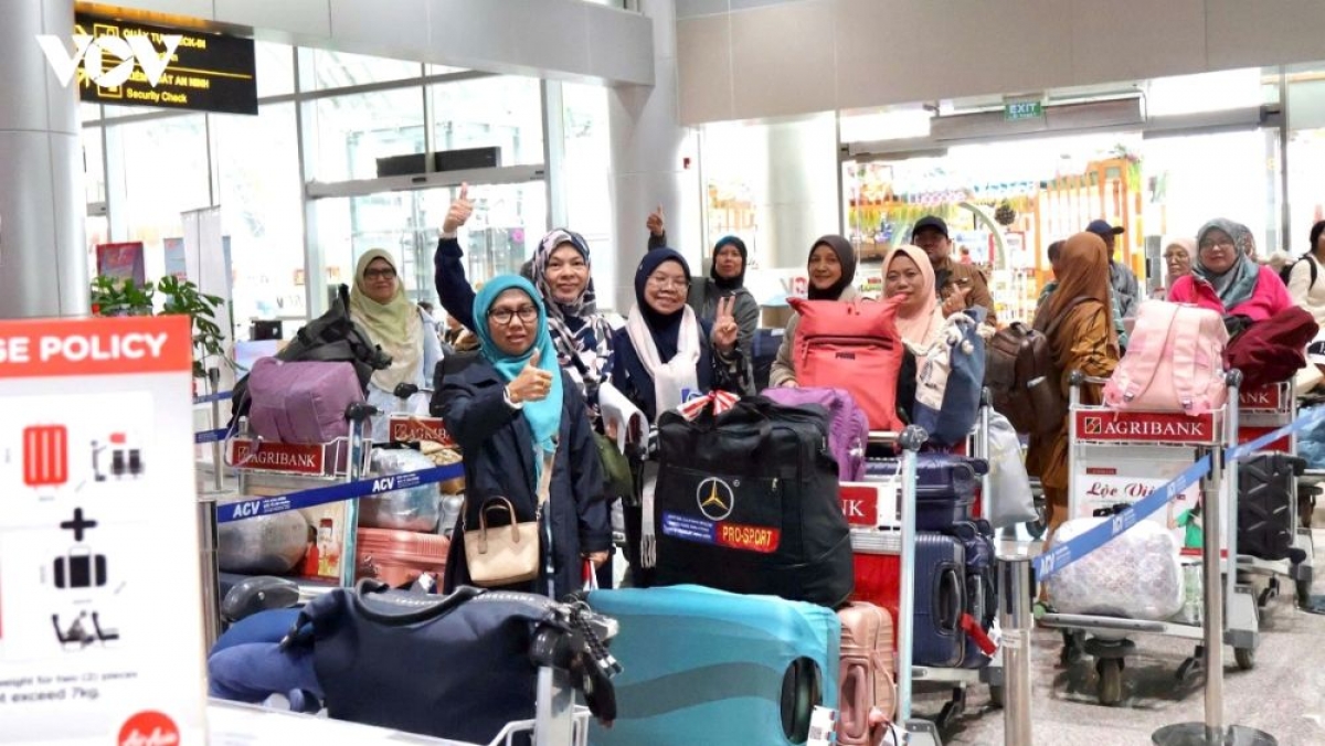 Passagers s’enregistrant à l’aéroport avant leur vol pour Kuala Lumpur, en Malaisie. Photo: VOV