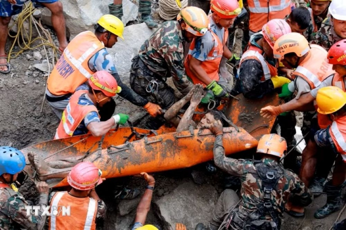 Rescue workers save a trapped worker following a flash flood disaster in Rasuwa, Nepal, on September 4, 2026. (Photo: VNA)