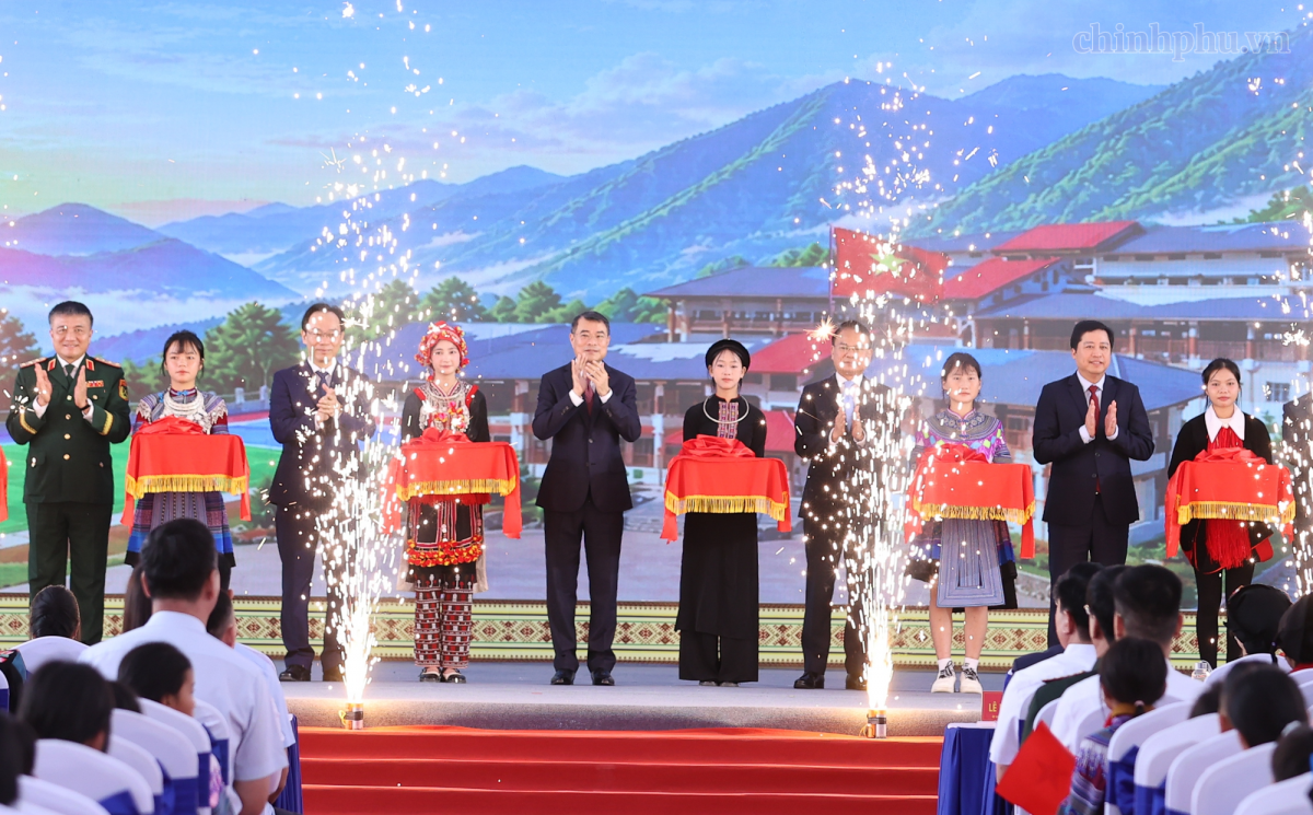 ムオン・クオン寄宿制小中一貫校の落成式　写真: chinhphu.vn