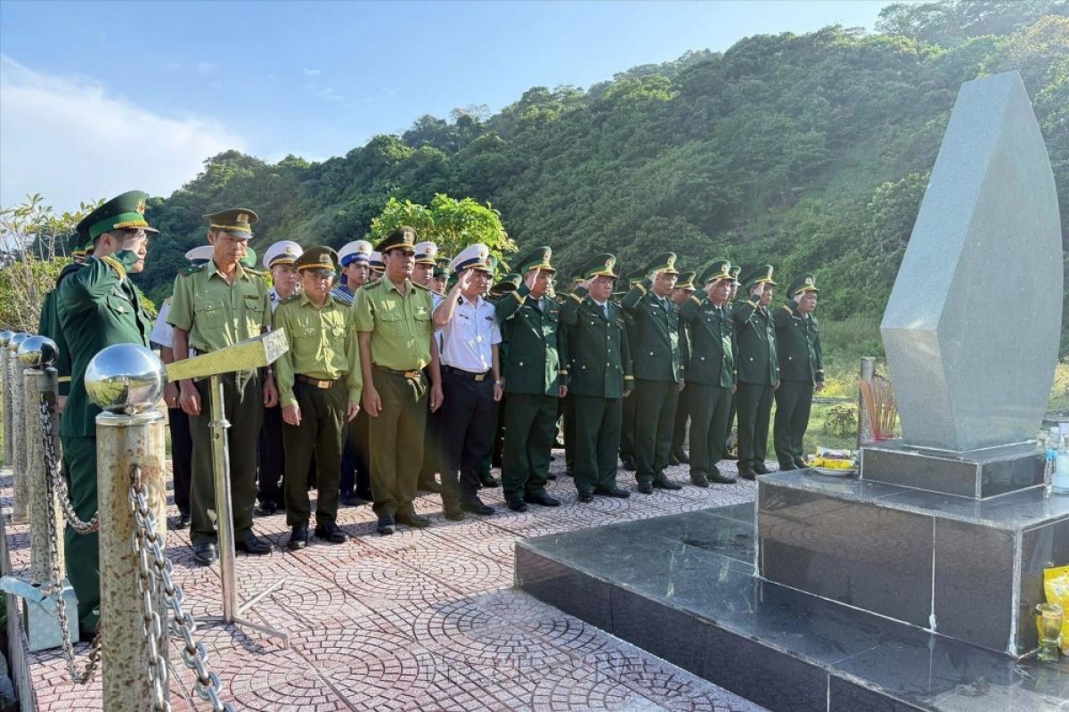 Officers and soldiers of the Hon Khoai Border Guard Station and other forces stationed on the island, pay tribute to heroic martyrs on Hon Khoai Island on National Day, September 2. (Photo: VNA)