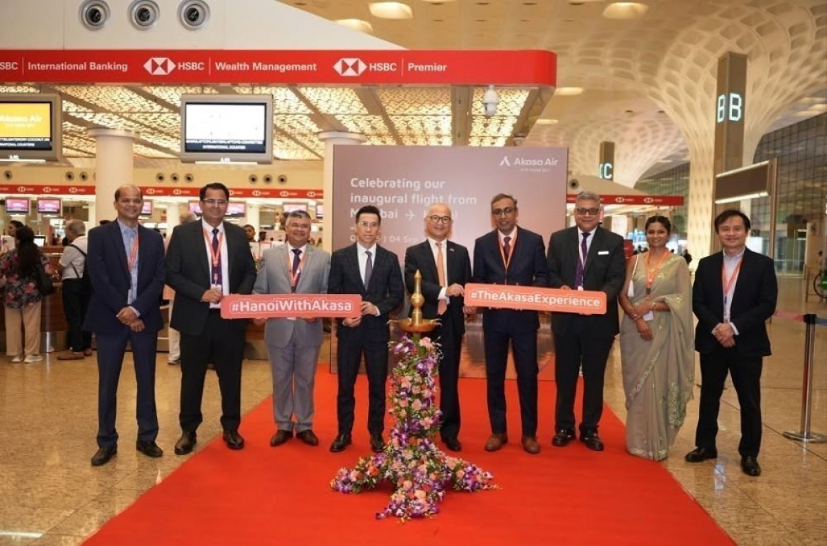 Ambassador Trinh Minh Manh (center) and Consul General of Vietnam in Mumbai Le Quang Bien (left) at the flight route inauguration ceremony. (Photo courtesy of the Embassy)
