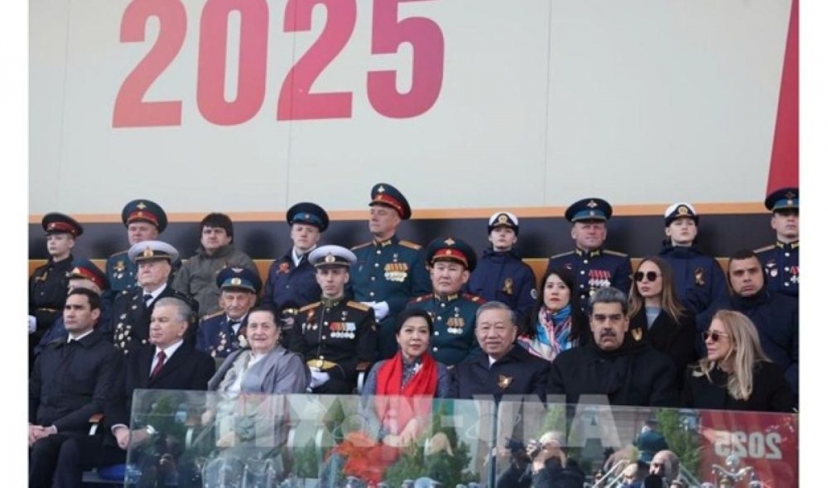 General Secretary To Lam and his spouse, along with leaders from various countries, attend the military parade marking the 80th anniversary of the Victory in the Great Patriotic War (2025). (Photo: VNA)