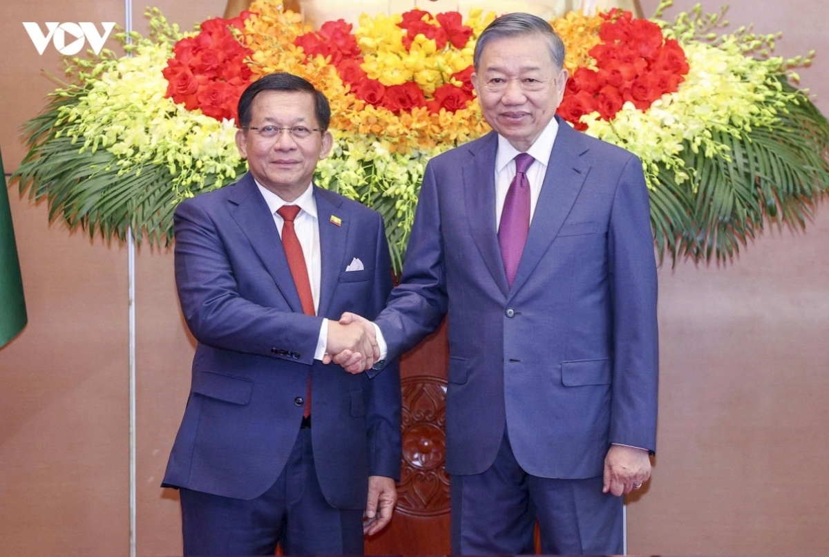 トー・ラム書記長・国家主席とミン・アウン・<br>
フライン大統領　写真: VOV
