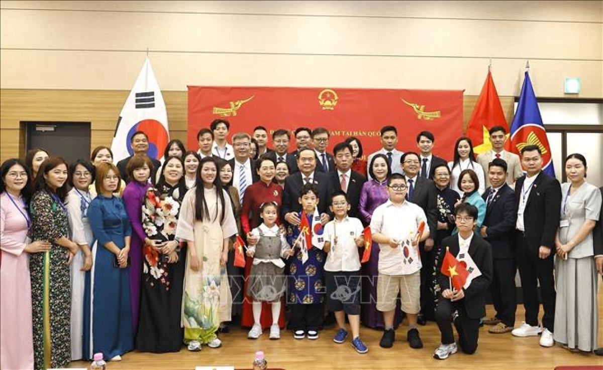 チャン・タイン・マン国会議長夫妻が、在韓国ベトナム大使館の幹部・職員や、韓国在住のベトナム人と懇談（写真：Doãn Tấn/TTXVN）