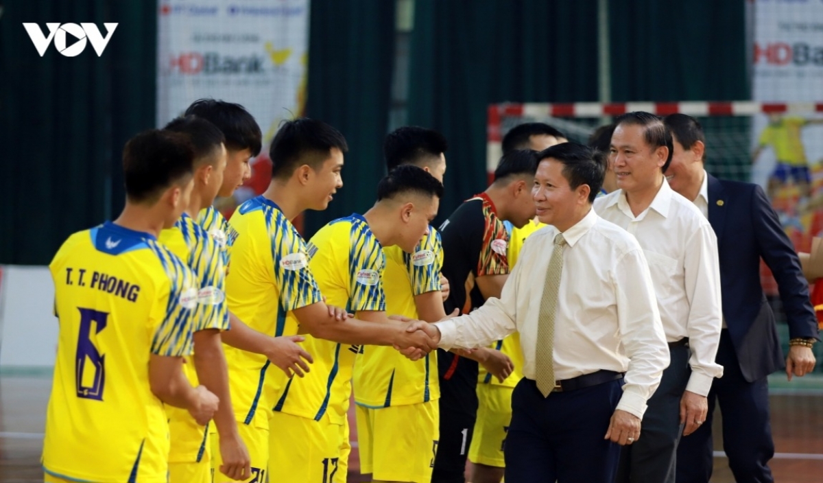 Der VOV-Vizeintendant Vu Hai Quang beim Treffen mit Futsal-Spieler bei der Eröffnungsfeier. (Foto: VOV)