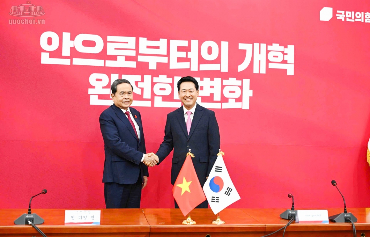 Parlamentspräsident Tran Thanh Man (l.) und PPP-Vorsitzender, Jang Dong-hyeok beim Treffen. (Foto: quochoi.vn)